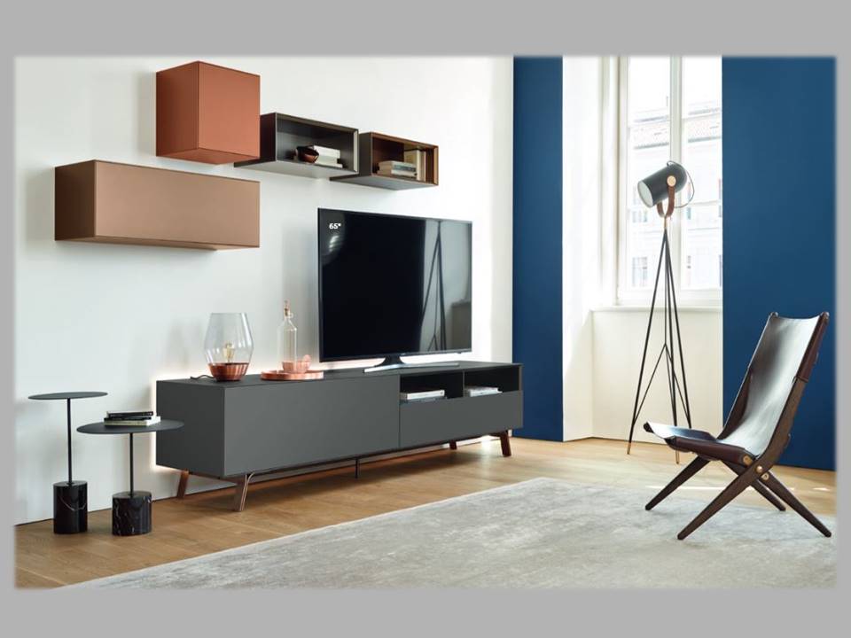 mobile soggiorno tv con finiture metalliche rame bronzo ottone
